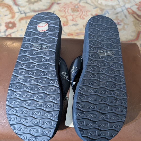 Vineyard Vines Yankees Navy Flip Flops with Logo, 9 - Picture 5 of 5